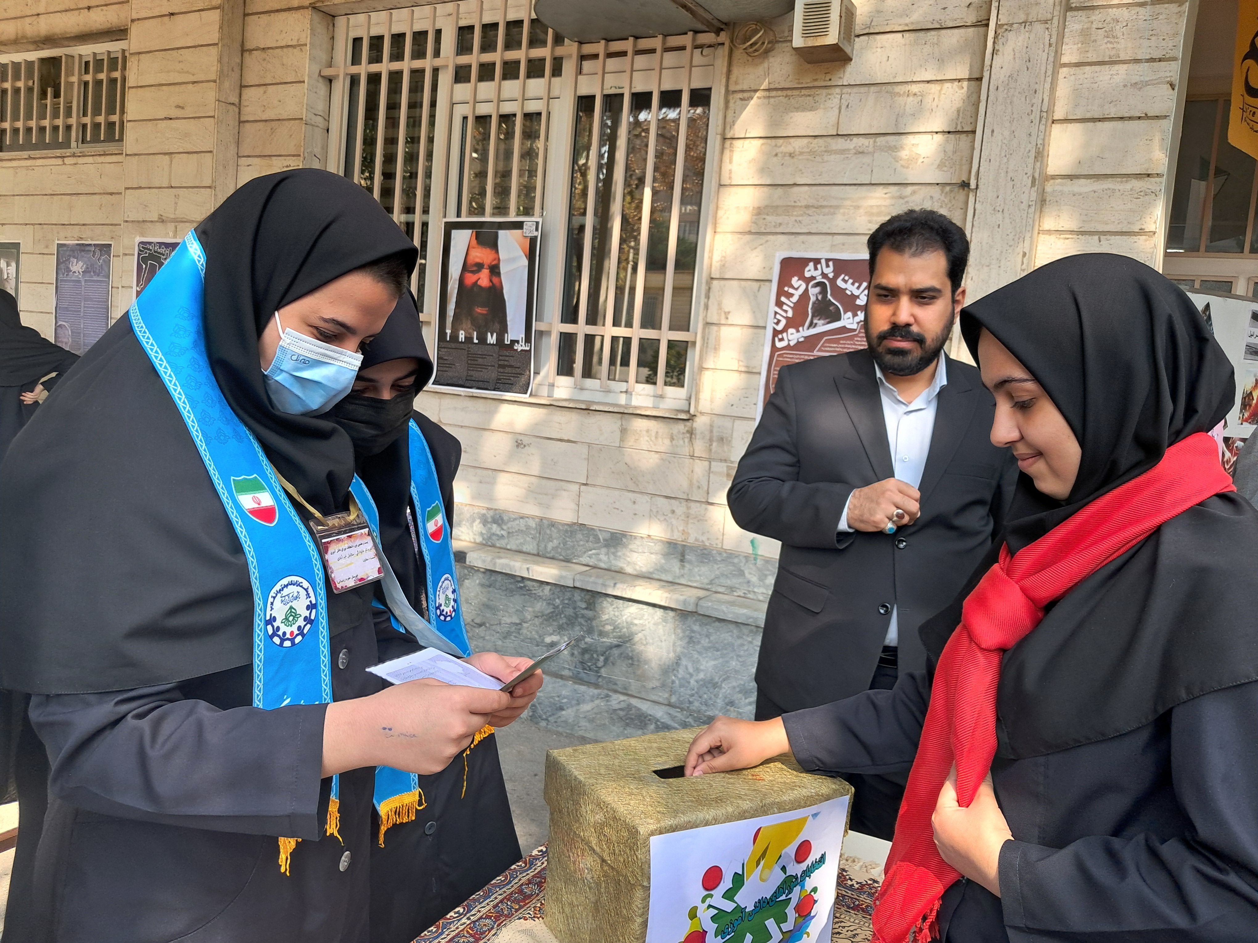  انتخابات شورای دانش‌آموزی و جشن ۱۳ آبان در مدرسه حضرت زینب(س) ناحیه یک شهرری