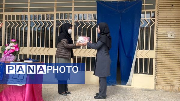 نواختن زنگ سپاس مربی در دبیرستان فاطمه الزهرا