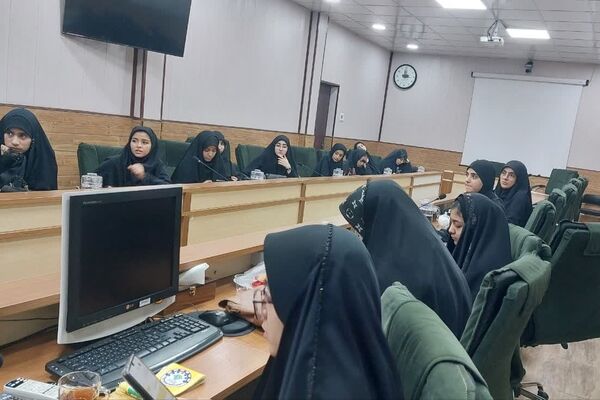 نشست هم‌اندیشی مجمع و شورای دانش‌آموزی دختران استان قم 