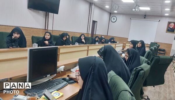نشست هم‌اندیشی مجمع و شورای دانش‌آموزی دختران استان قم 