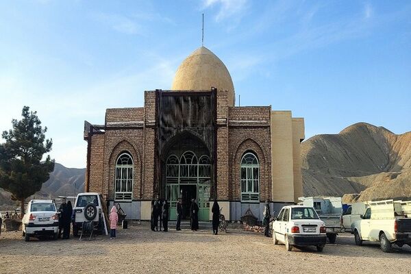 عطر افشانی گلزار شهدای شهر بار 