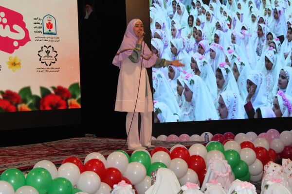جشن عبادت ۱۳۰۰ نفر از دختران منطقه ۱۰ در مهدیه امام حسن مجتبی(ع)