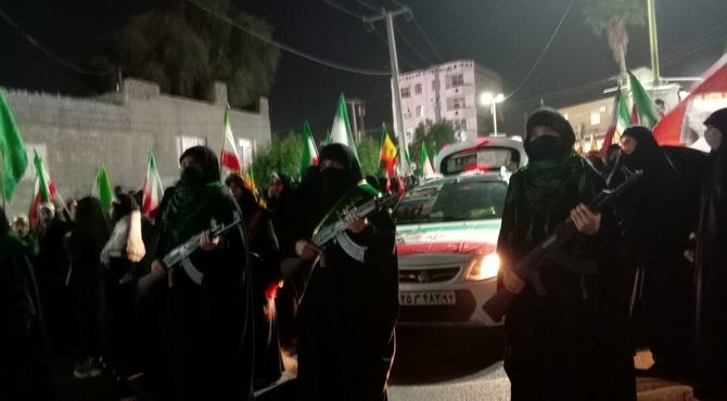 اجتماع بانوان مینابی با شعار «جان فدای ایران» 