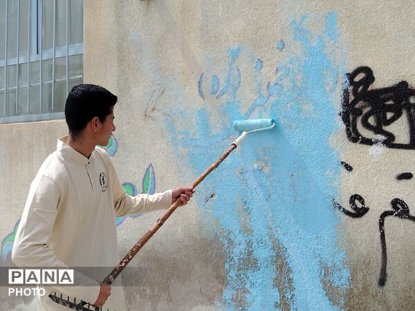 رنگ‌آمیزی و بهسازی مدارس توسط جهادگران بسیج دانش‌آموزی
