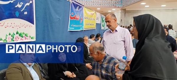 برپایی میز خدمت ادارات در مصلای نماز جمعه شهرستان محمودآباد