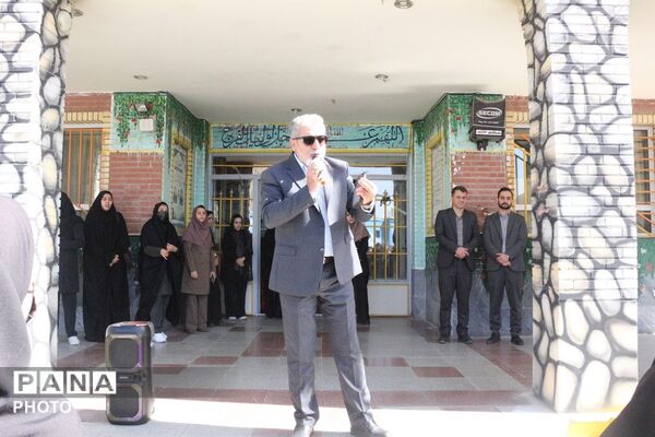 تجلیل مدیر آموزش‌وپرورش از دانش‌آموزان رتبه اول جشنواره نوجوان خوارزمی فیروزکوه