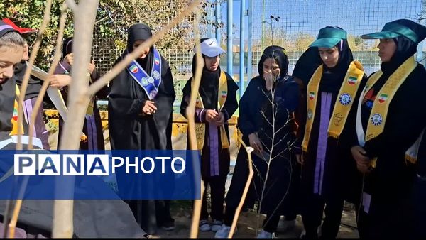  وقتی نهال‌ها هم انقلابی شدند؛ فجر در حیاط مدرسه ام‌البنین