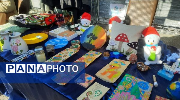 اولین نمایشگاه ماها در دبیرستان فرزانگان ۲ دوره دوم ناحیه ۷ مشهد