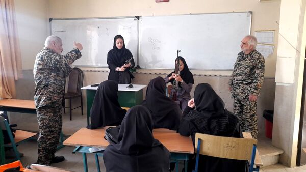 برگزاری کارگاه آموزشی تیر اندازی با اسلحه در هنرستان آفرینش پردیس 