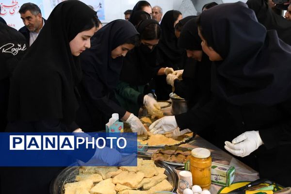 کارگاه طبخ آبزیان در دبیرستان میر فتح‌اله سید زنوزی شهر زنوز 