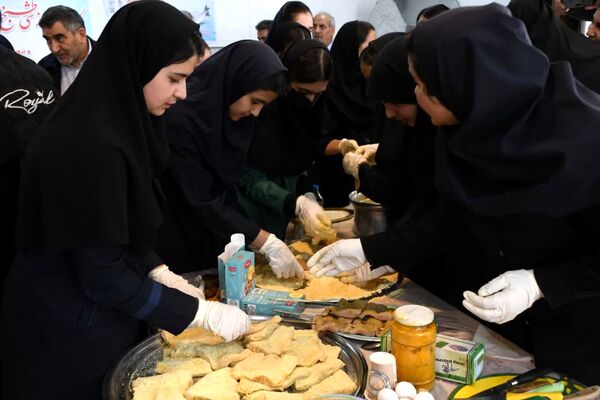 کارگاه طبخ آبزیان در دبیرستان میر فتح‌اله سید زنوزی شهر زنوز 