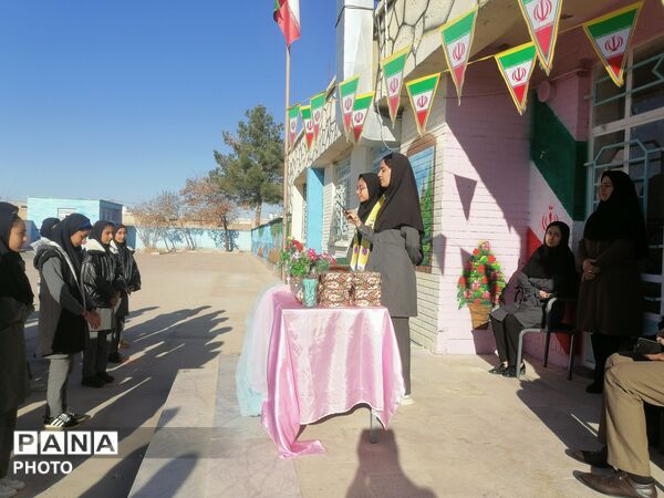 تجلیل از دانش آموزان برتر آموزشی دبیرستان حاج مهدی روحانی خلیل آباد