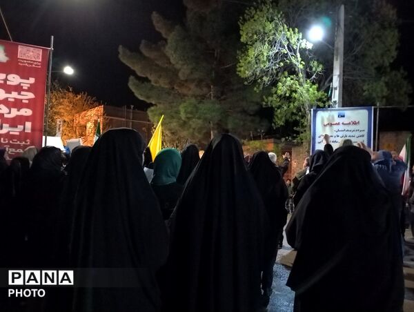 دانش‌آموزان شهرستان مانه در راهپیمایی‌های شبانه در جنگ رمضان 