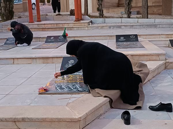 دختران شاهد فاطمه‌زهرا(س) در گلزار شهدا، قبور مطهر را به رنگ عشق آراستند