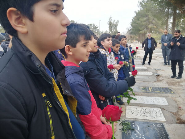 غبارروبی مزار دانش‌آموز شهید «حیدر رضایی» در قم