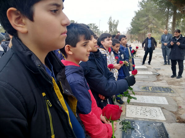 غبارروبی مزار دانش‌آموز شهید «حیدر رضایی» در قم