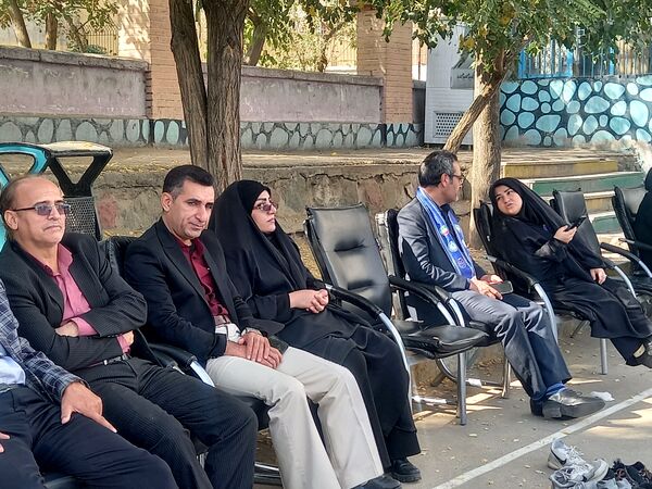 رونمایی از کتاب «روحانی که روحانی نیست» در دبیرستان باقریه