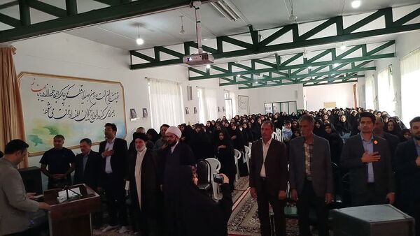 تجلیل از نمرات 20 امتحان نهایی و ممتازان علمی و پرورشی در جشن بیست دبیرستان خاتم الانبیا (ص)