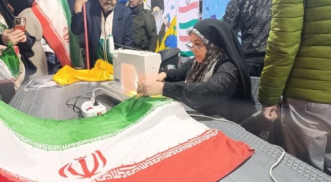 مردم همچنان در میدان هستند