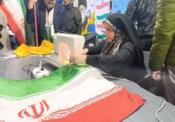 مردم همچنان در میدان هستند