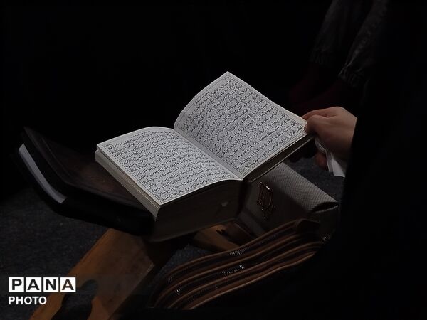 شبی که ماه دو نیم شد
