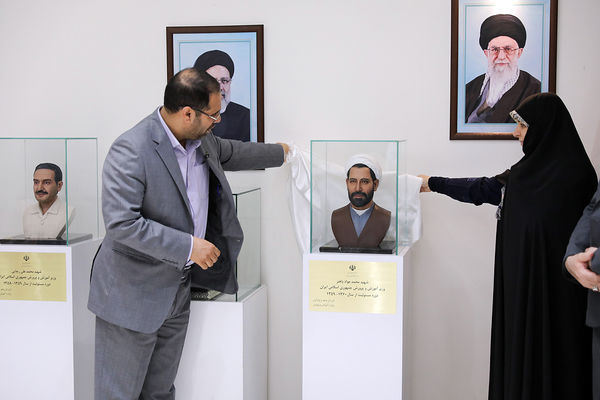 رونمایی از سردیس شهیدان رجایی و باهنر در دفتر وزیر آموزش و پرورش