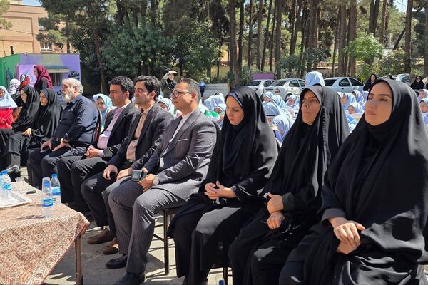 جشن عاطفه‌ها؛ لبریز از مهربانی در دبستان دخترانه قدر بهارستان ۲