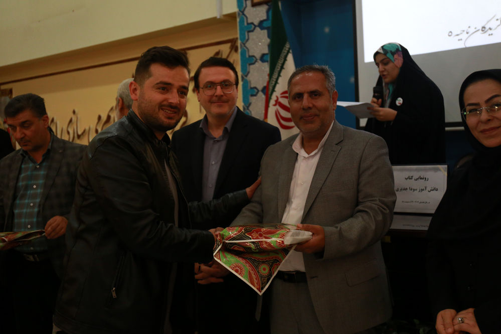 تجلیل برگزیدگان نوجوان سالم در ناحیه 5 تبریز