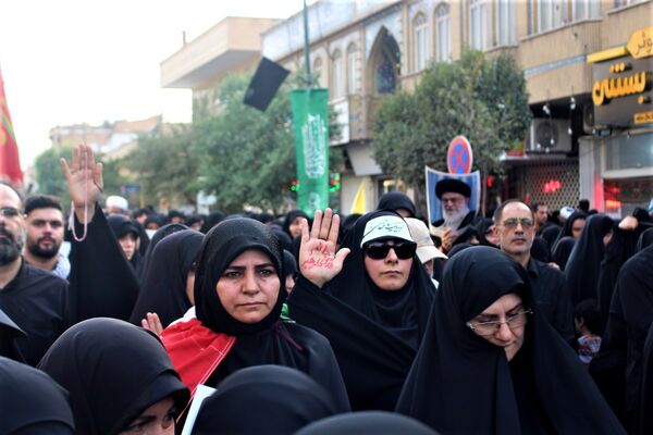 حماسه حضور نوجوانان کفن‌پوش قمی در راهپیمایی «عهد خون»