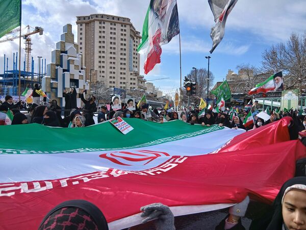 حضور پرشور مردم مشهدی در راهپیمایی ۲۲ بهمن 