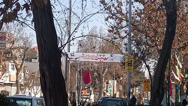 تزئین و فضا آرایی شهر نیشابور به‌مناسبت آغاز دهه فجر 