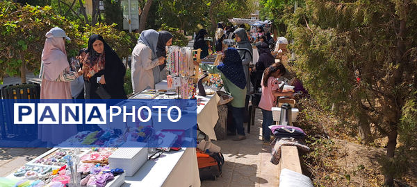 نمایشگاه محصولات دستی بانوان در بوستان نرگس قم