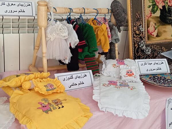 نمایشگاه آثار هنری معلمان دبیرستان جفایی در هفته معلم