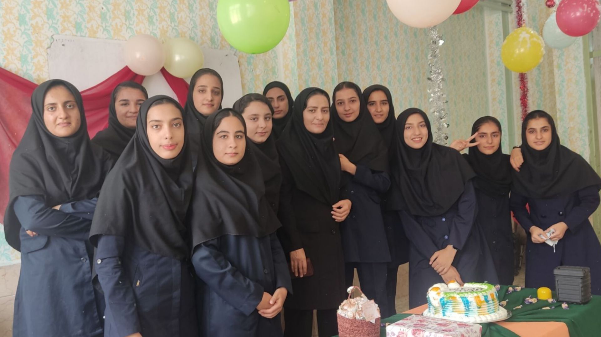 عکس یادگاری کلاس‌ دوازدهم تجربی دبیرستان‌ حضرت‌ معصومه شهرک