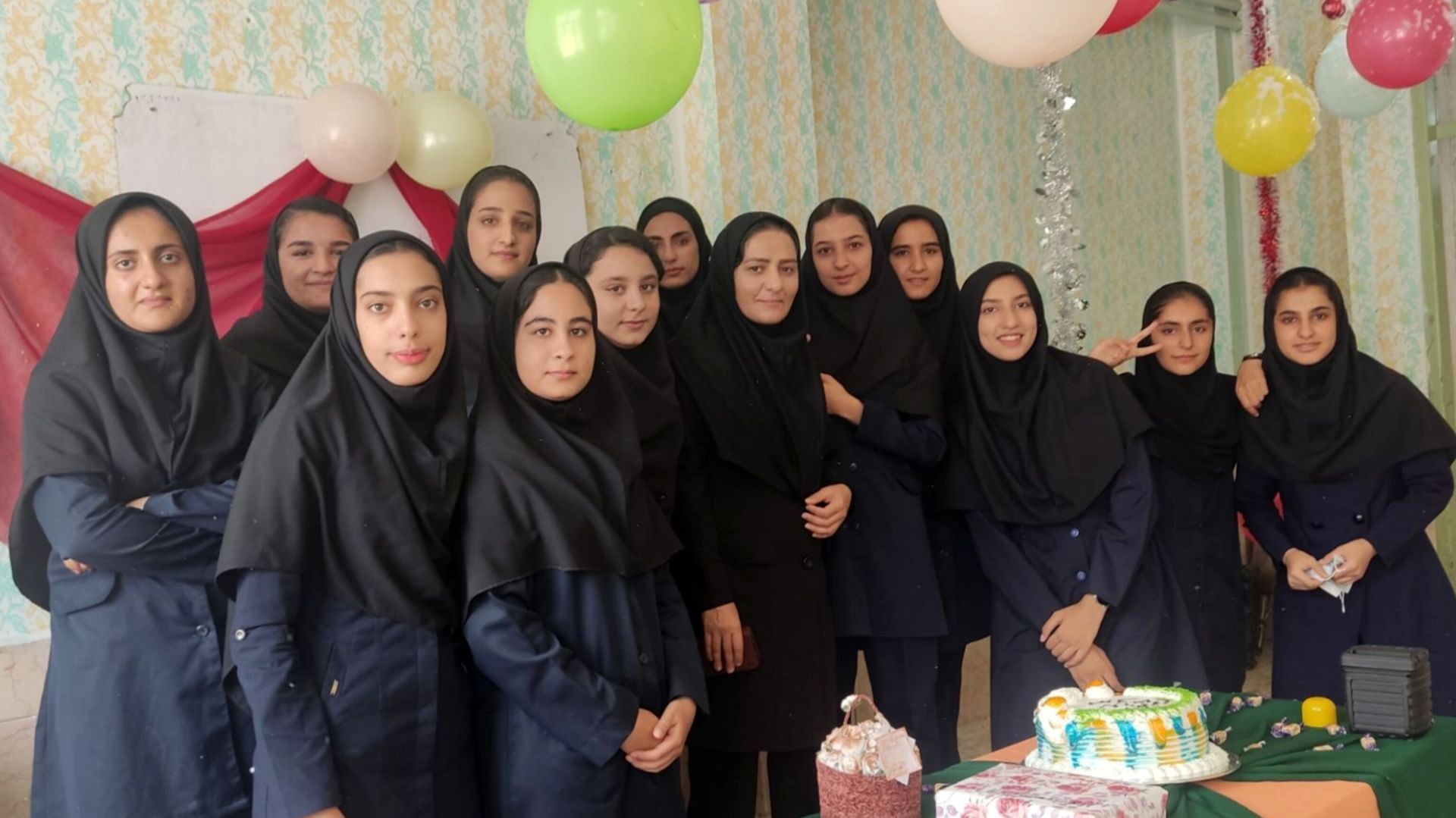 عکس یادگاری کلاس‌ دوازدهم تجربی دبیرستان‌ حضرت‌ معصومه شهرک