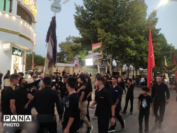 حرکت دسته های عزاداری هیئت شاهزاده قاسم (ع) به سمت زیارتگاه امام زاده سید حمزه 