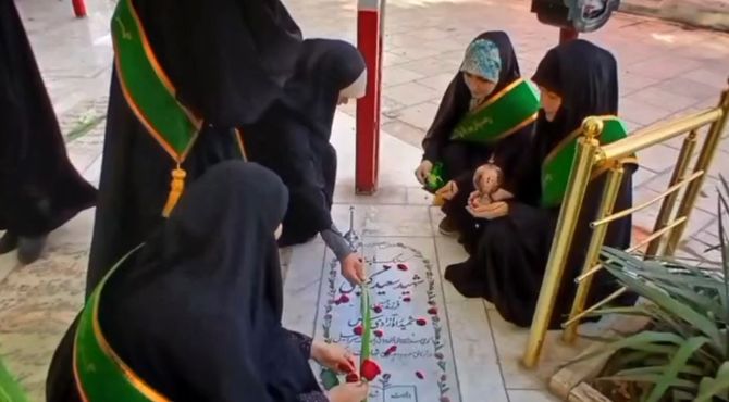 ادای احترام دختران دهه هشتادی به شهدا 