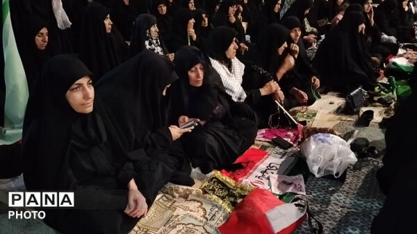 نماز استغاثه به امام زمان (عج) در شصت و دومین قرار عاشقانه، میدان امام خمینی(ره) شهرستان کوهدشت