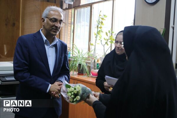 شاخه ای گل؛ هزاران قدردانی