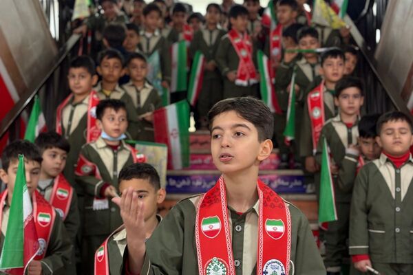 خادمان مسجد جمکران پرچم متبرک را به مدرسه شهید همت آوردند