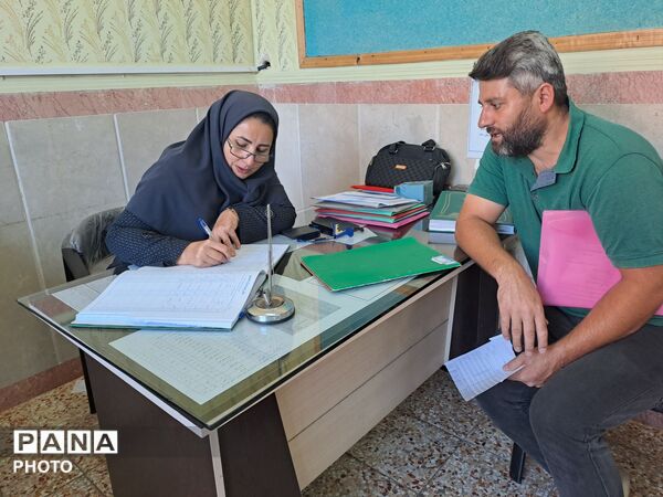 تحویل کارنامه دانش‌آموزان در مدرسه سید میرزایی
