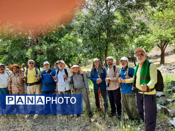 کوه‌پیمایی پیشکسوتان قم در آستانه سالگرد ارتحال حضرت امام(ره)