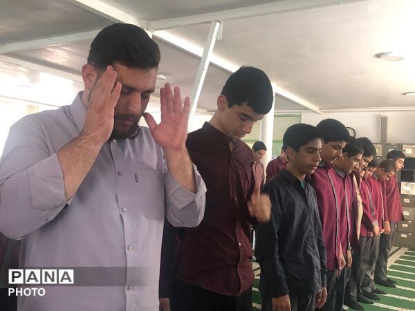 مراسم نماز جماعت دانش‌آموزان در دبیرستان میثاق