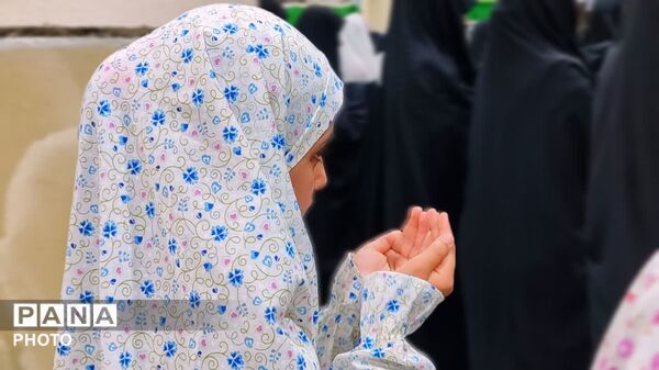 تجدید عهد دختران با رهبر شهید در نجف آباد