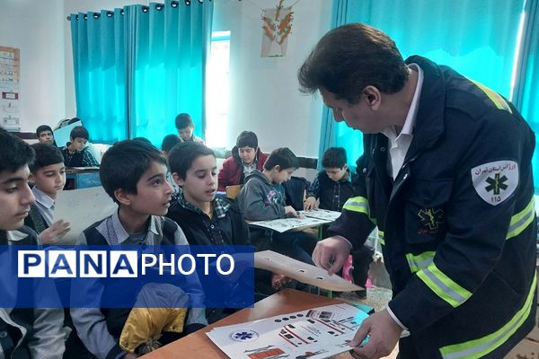 آموزش کمک‌های اولیه با بازی مار پله در دبستان قلنبر ناحیه 2 شهرری 