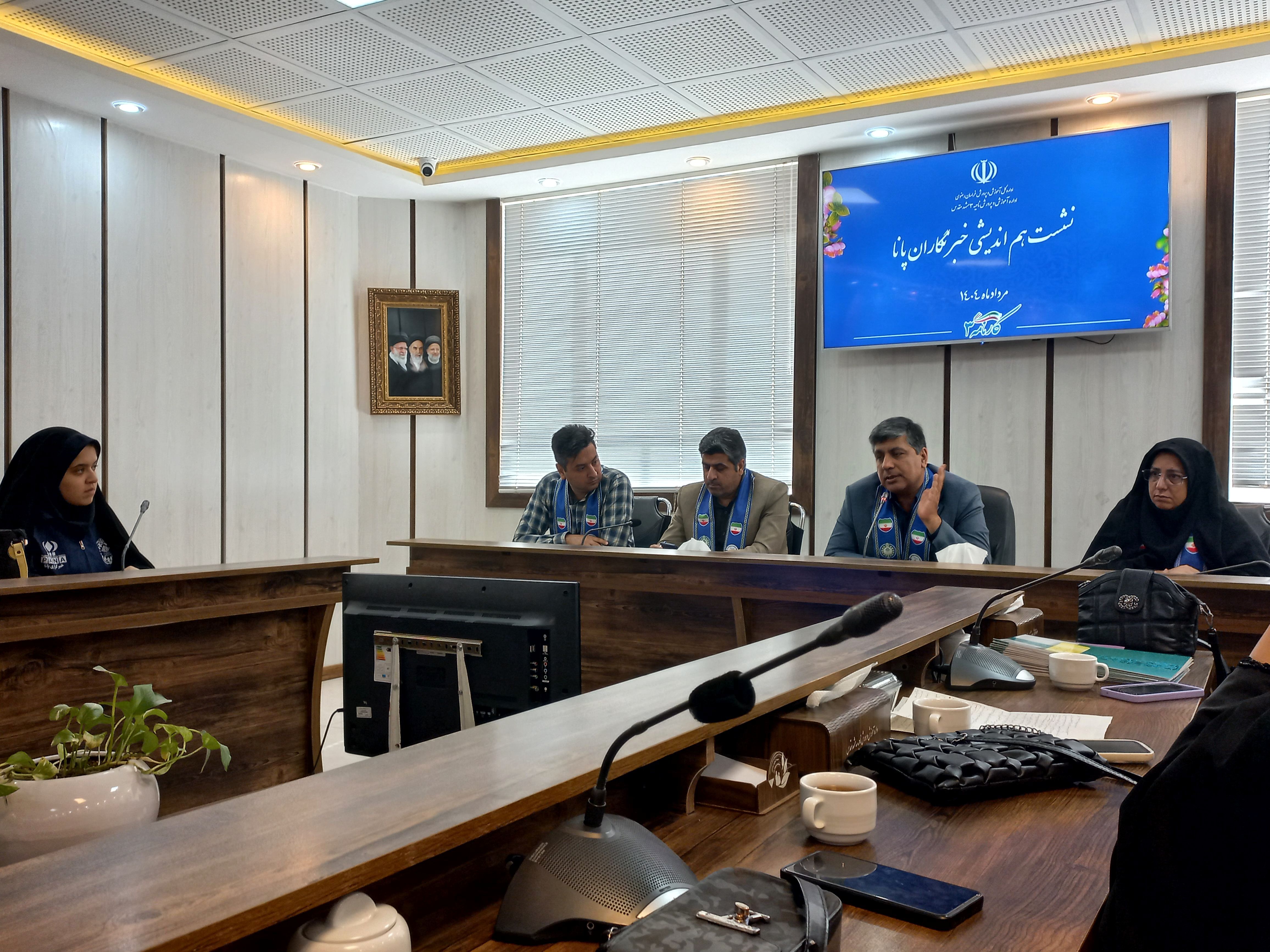 نشست صمیمی دانش‌آموز خبرنگاران پانا ناحیه 3 مشهد با مدیر سازمان دانش آموزی خراسان رضوی