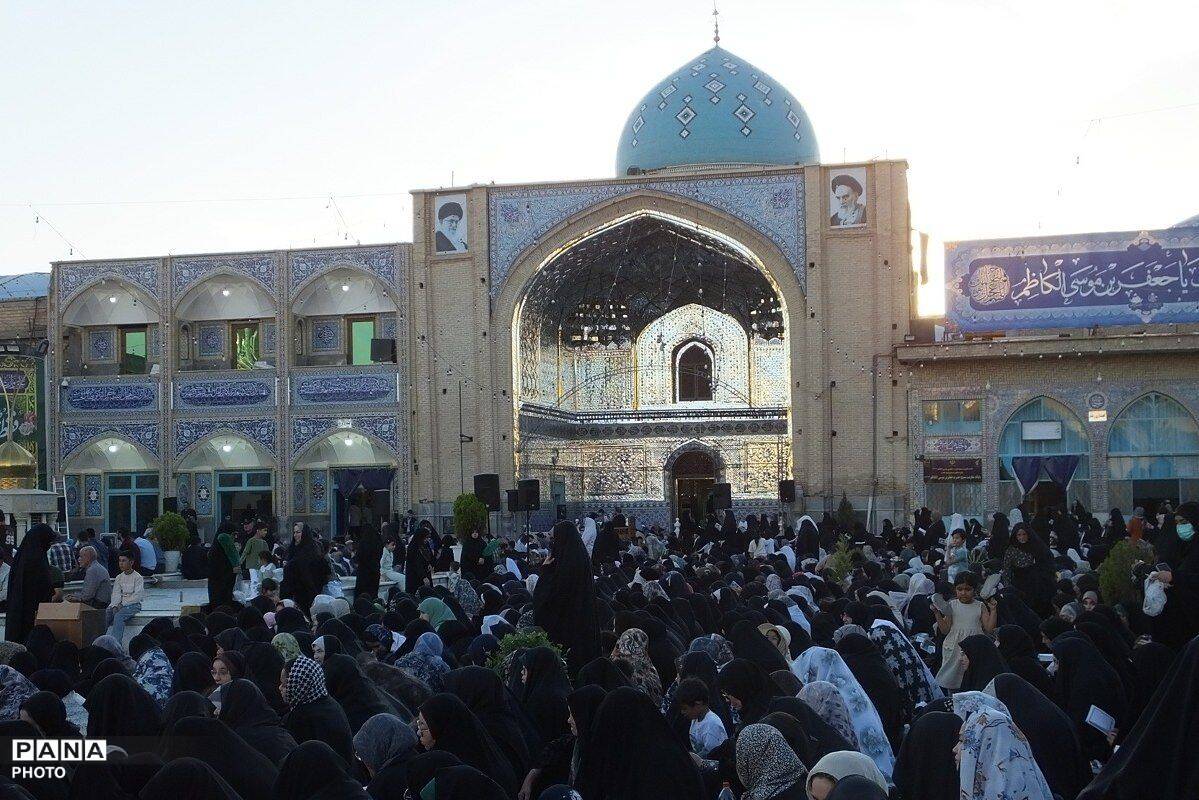 طنین نوای ملکوتی دعای عرفه در حرم حضرت جعفر بن موسی الکاظم (ع) پیشوا