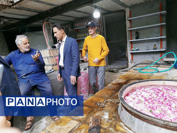 بازدید دانش‌آموزان جعفرآباد از کارگاه گلاب‌گیری روستای «بنابر»