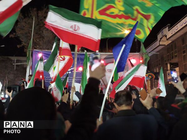 حضور حماسه آفرین مردم شهرستان قروه برای دفاع از وطن و بیعت با رهبر انقلاب