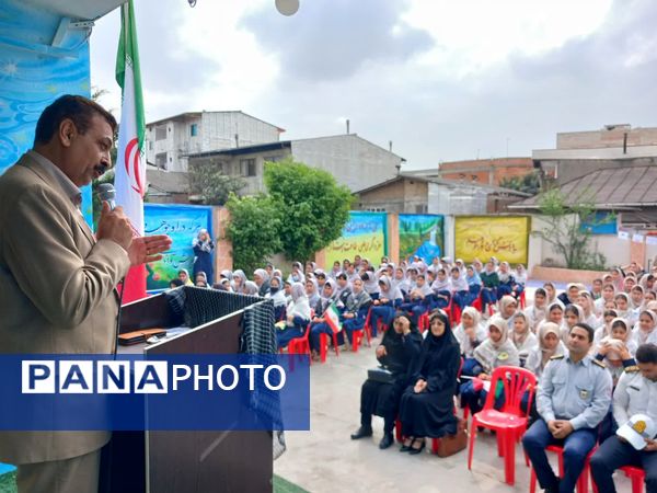 حضور نیروهای انتظامی در دبیرستان نجم قائمشهر